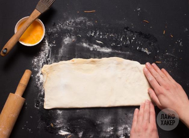 Cum de a găti bastoane brânză: Îndoiți aluatul în jumătate