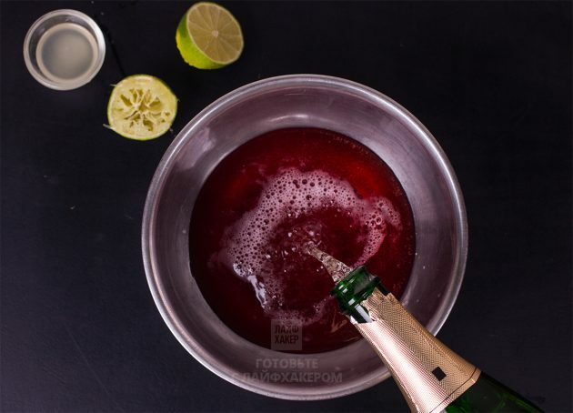 Cocktail cu șampanie rozmarin rodie: Se toarnă suc de rodie și șampanie