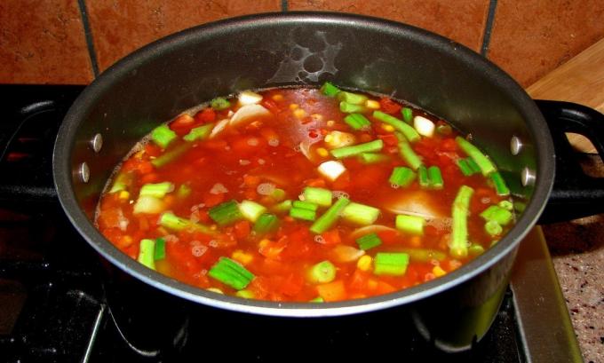 Adăugați legumele la supa