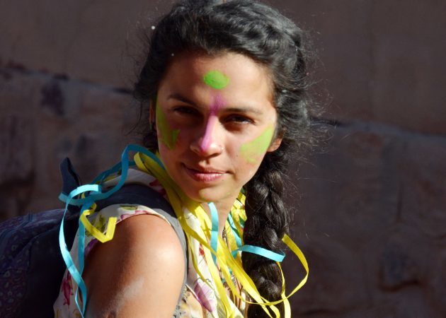 Vizita Argentina: femeie la carnaval