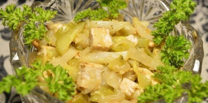 Retete Artichoke: salata cald cu napi, carne de pui și castraveți murați