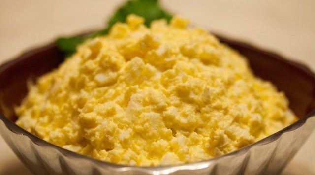 Salata de ou cu brânză topită 