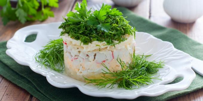 Salată în straturi cu bastoane de crab și ananas