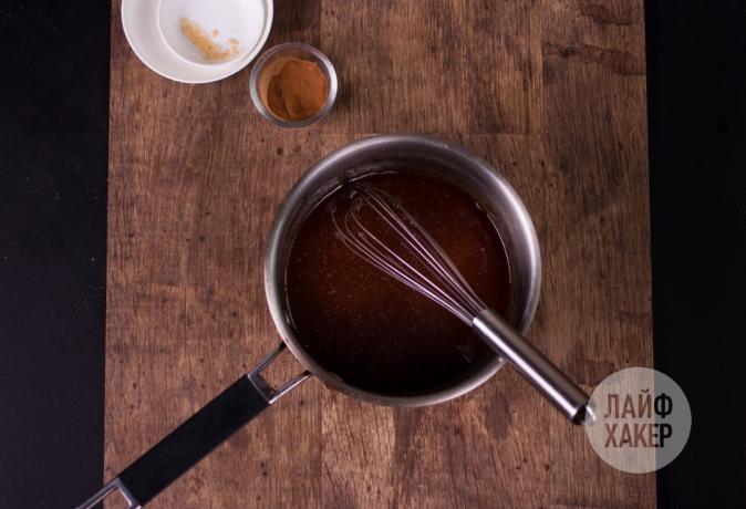 Granola - Se fierbe miere și sirop de zahăr