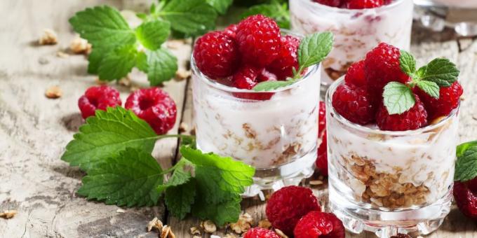 ce să mănânce înainte de un antrenament: iaurt cu fructe de padure si granola