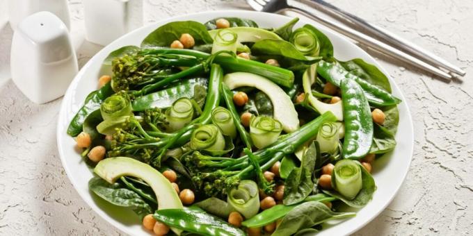 Salată cu broccoli, mazăre și avocado