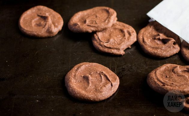 Răciți prăjiturile cu ciocolată după coacere, apoi scoateți-le din pergament