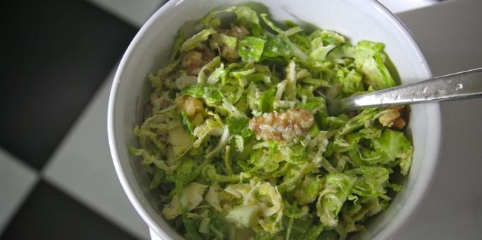 Salata de legume cu varza de Bruxelles, nuci și parmezan