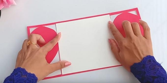 Se taie o bucată de hârtie albă dimensiunea partea din spate a cardurilor