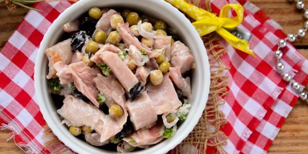 Salata cu prune uscate, carne de pui și mazăre verde