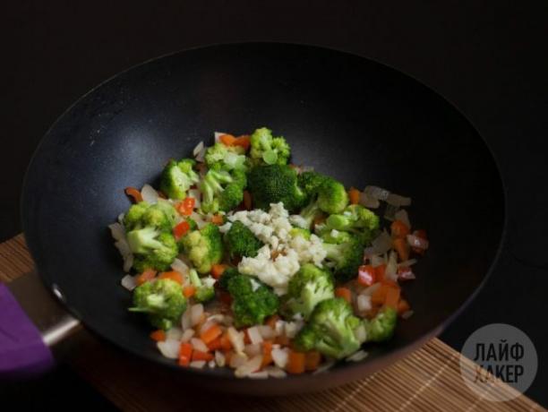 Mod de preparare a orezului prăjit: tăiați legumele