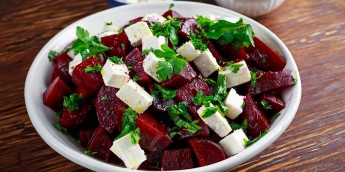 Salată simplă de sfeclă roșie cu brânză