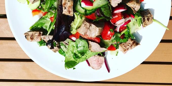 salate dietetice: Salata cu carne de vită și vinetele coapte