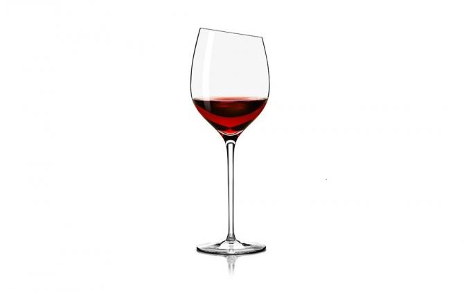Un pahar de vin roșu Bordeaux