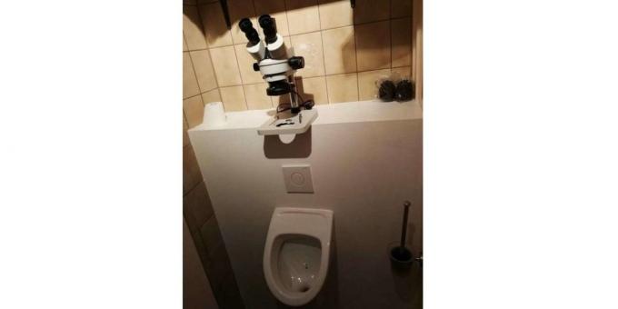Microscop în toaletă