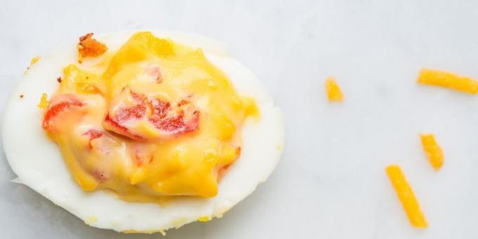 oua umplute cu brânză și piper