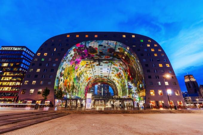 Arhitectura europeană: Markthal în piața Blaak Rotterdam