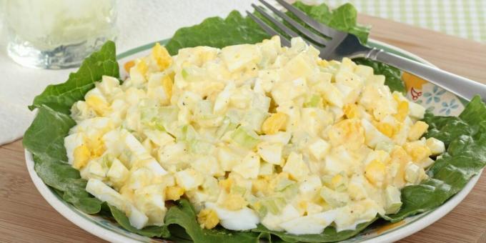 Salată de ouă cu castraveți și țelină
