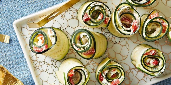 Aperitive Zucchini: role cu busuioc, brânză și piper