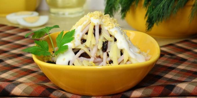 Salată cu șuncă, brânză și prune uscate