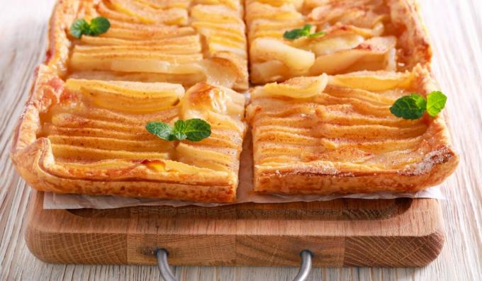 Plăcintă de foietaj cu pere și cremă de brânză