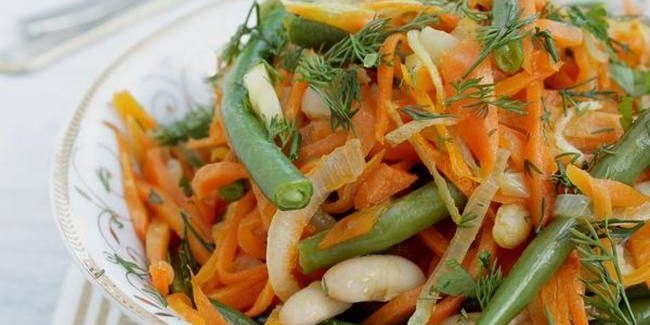 Salata calda Lean cu fasole și morcovi