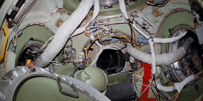 Interiorul compartimentului de andocare al stației orbitale Mir