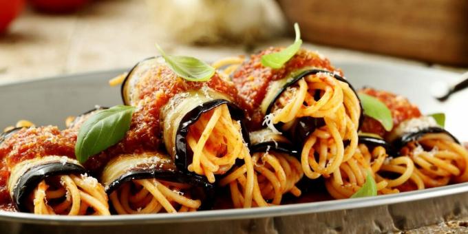 Rulouri de vinete cu spaghete si sos de rosii