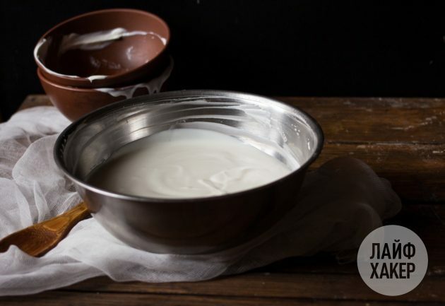 Pentru a face crema de brânză pe bază de iaurt de casă, amestecați smântână și iaurt