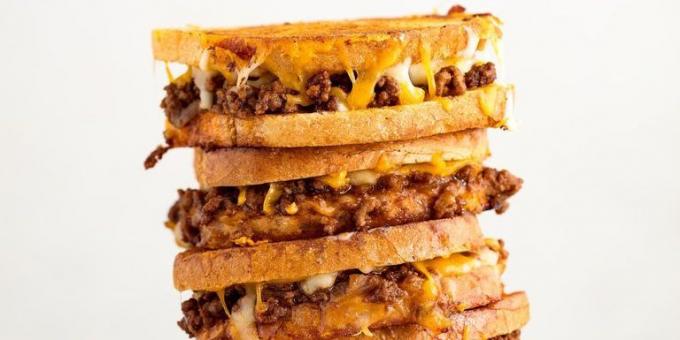 Cina în grabă: Sandwich cu brânză și carne