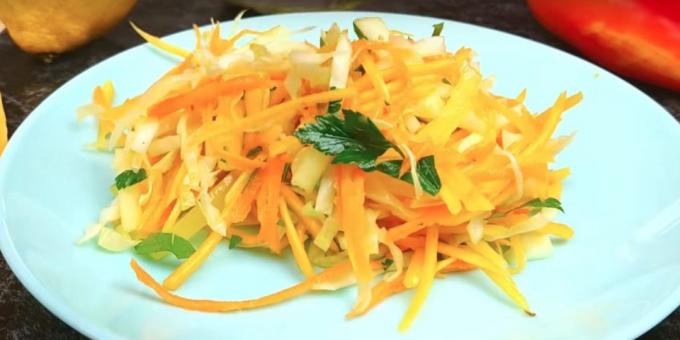 Cum să se pregătească o salata cu dovleac, varză, morcovi, ardei și mere