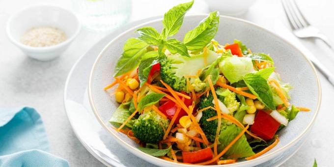 Salată cu ardei gras, morcovi și broccoli
