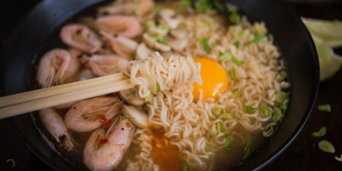 Ramen de casă cu creveți și ciuperci