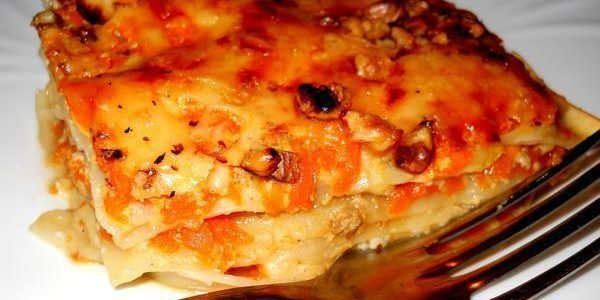 reteta Lasagna cu dovleac, brânză și fructe cu coajă