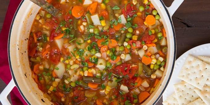 supe de legume: supă cu morcovi, porumb, mazăre și fasole verde