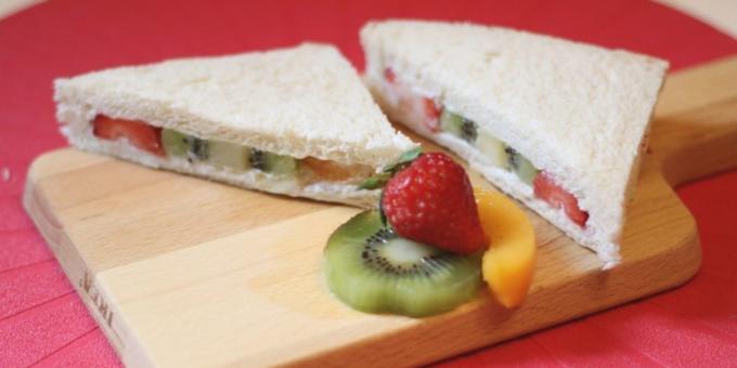 Rețete: Sandwich cu frișcă, fructe și fructe de pădure