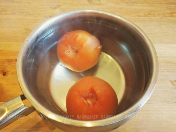 Rețetă Sloppy Joe Burger: Puneți roșiile în apă fierbinte timp de câteva minute