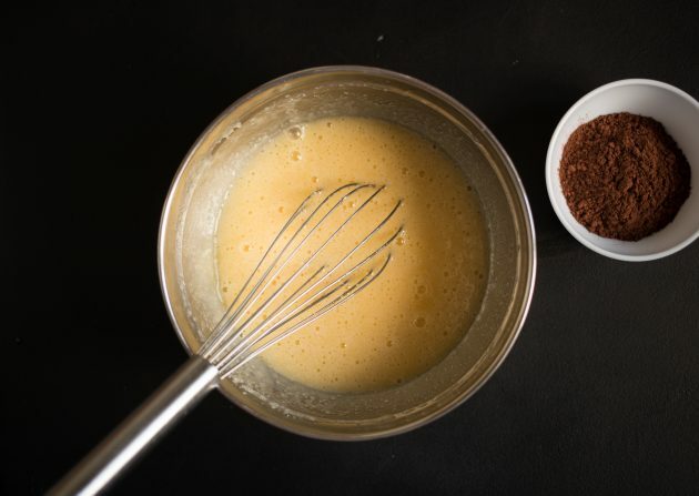 Rețetă Brownie cu cacao și smântână: adăugați ouă și amestecați bine amestecul
