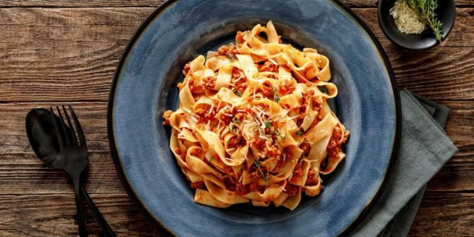 Paste bolognese cu carne de vita si vin