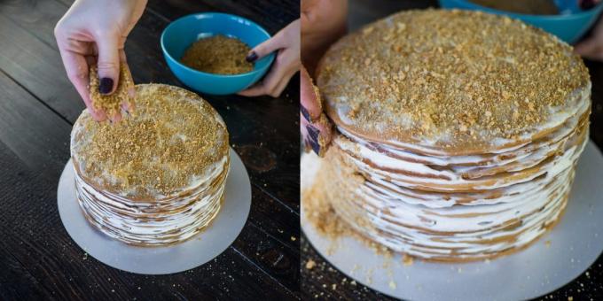 Tort de bucate „Miere Cake“: roda tort rămase în firimituri și se presară tortul ei.