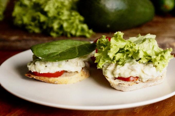 Sandwich cu avocado și salată