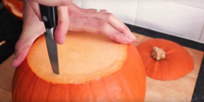 Cum să taie un dovleac de Halloween cu propriile sale mâini: Se taie carnea