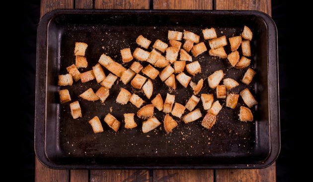 Cum se face fondue cu brânză: uscați-vă pâinea la cuptor