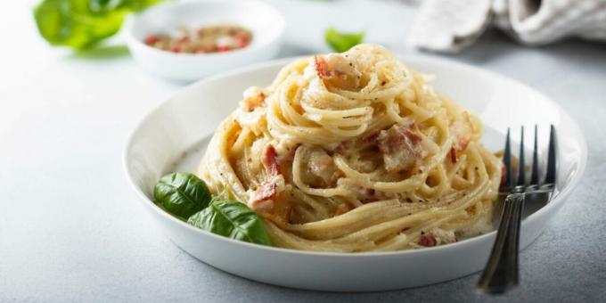 Paste carbonara cu crema de branza si bacon