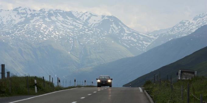 Drumul prin trecere Oberalp în Elveția