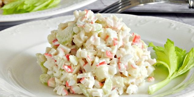 Salata cu telina, bastoane crab, mere și ouă