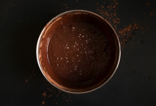 Rețetă pentru brownie cu cacao și cremă de brânză: combinați masa rezultată cu ingrediente uscate cernute