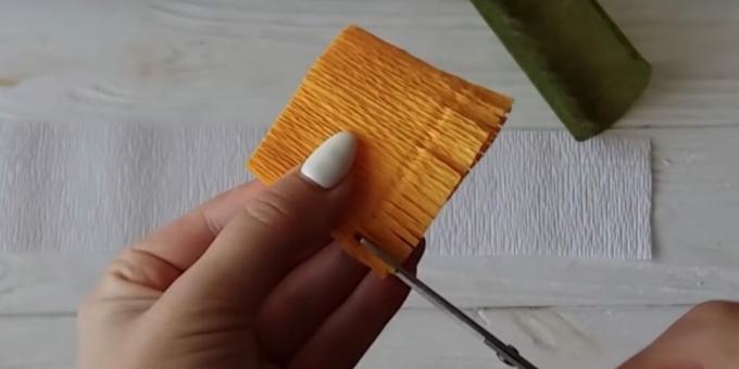 Cum să faceți un buchet de bomboane DIY: faceți tăieturi pe o fâșie