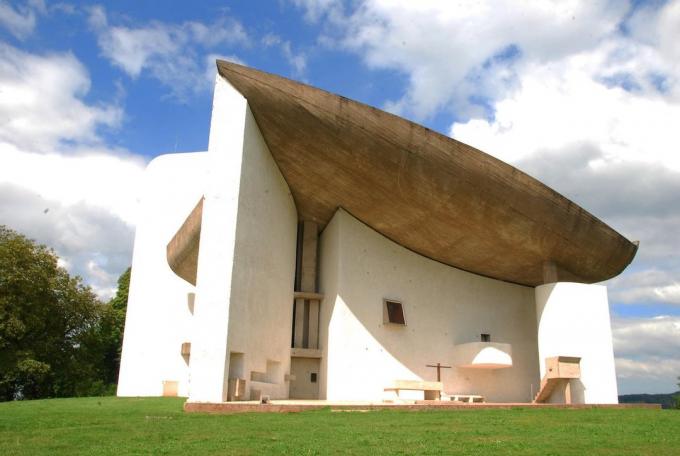 Arhitectura europeană: Le Corbusier Chapelle La Notre Dame du Haut