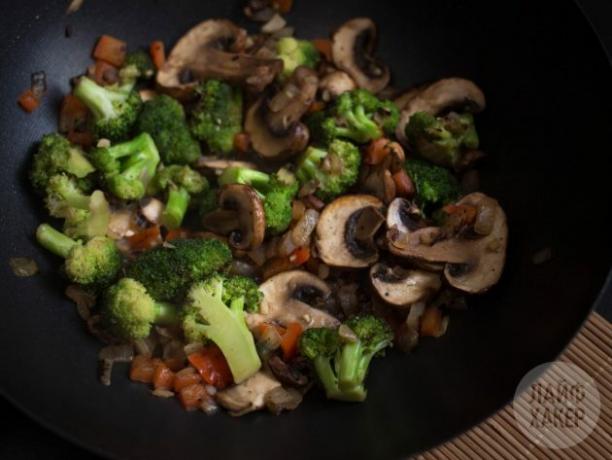 Mod de preparare a orezului: amestecați ciupercile cu legumele